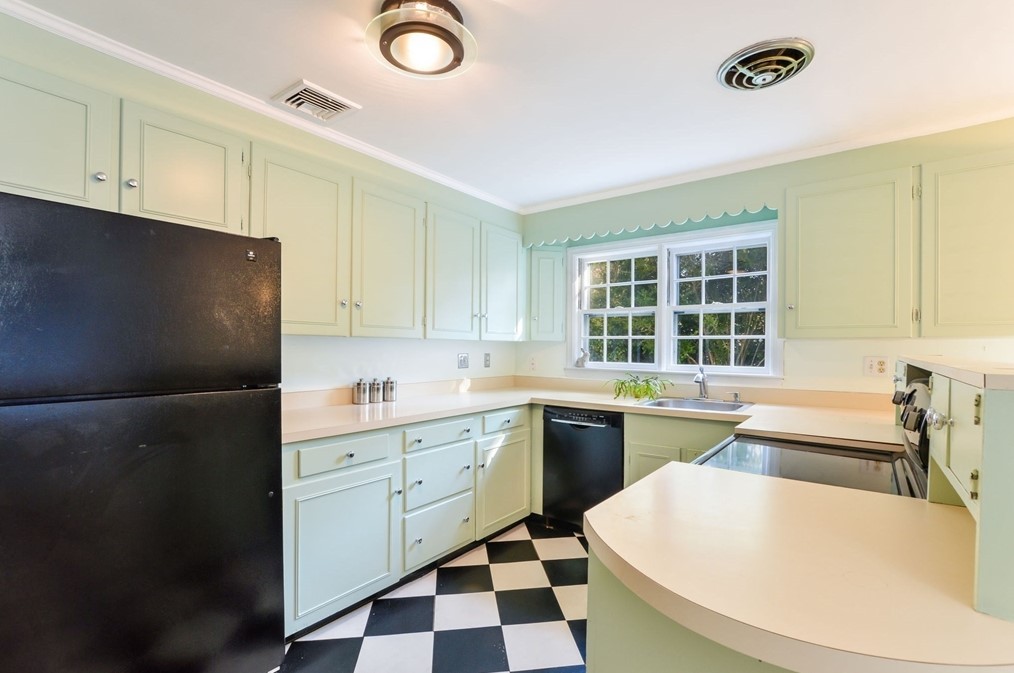 190 Plymouth St, New Bedford MA 02740-2256 exterior