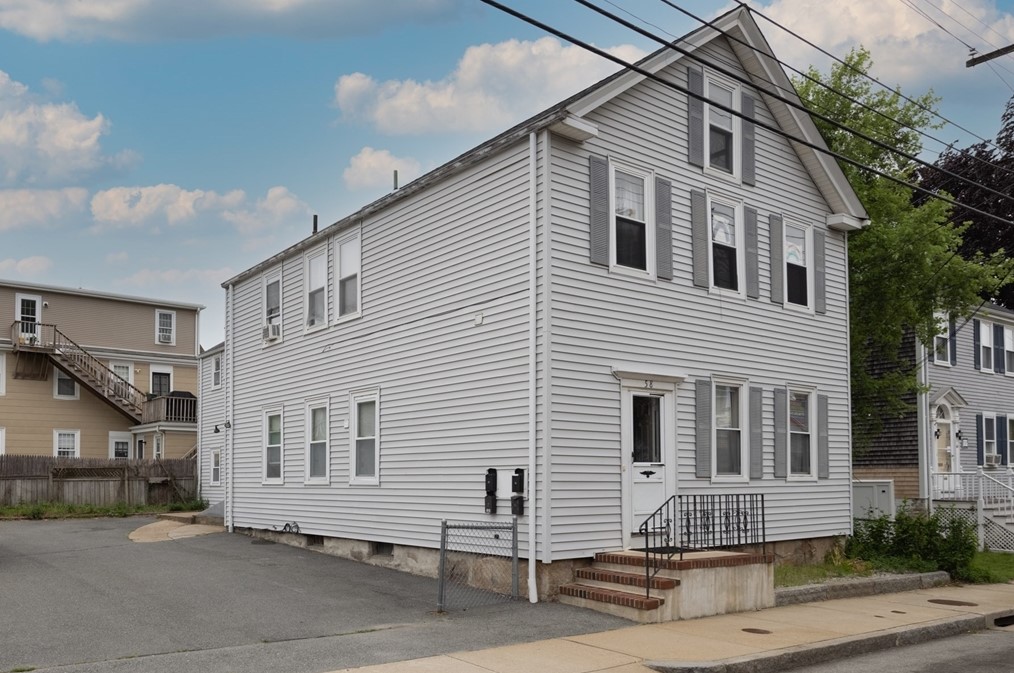 58 Main St, Fairhaven MA 02719-3329 exterior