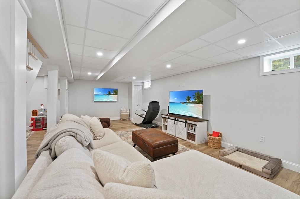 1 Sharon Ave, Dartmouth MA 02747-2334 exterior