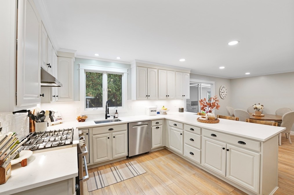 1 Sharon Ave, Dartmouth MA 02747-2334 exterior