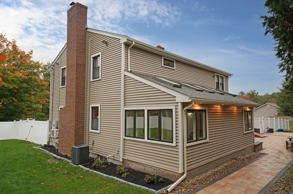 1 Sharon Ave, Dartmouth MA 02747-2334 exterior