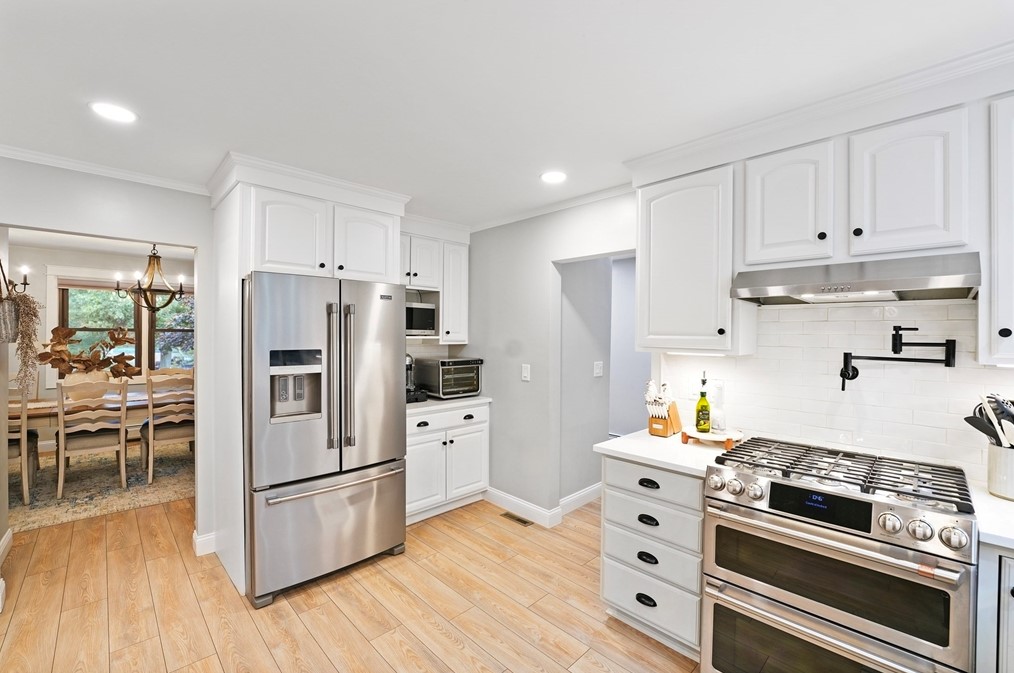 1 Sharon Ave, Dartmouth MA 02747-2334 exterior