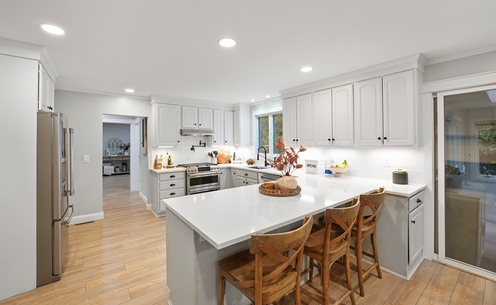 1 Sharon Ave, Dartmouth MA 02747-2334 exterior