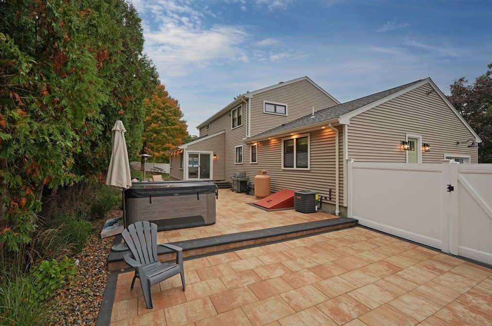 1 Sharon Ave, Dartmouth MA 02747-2334 exterior