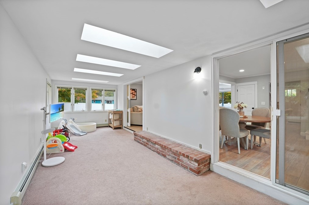 1 Sharon Ave, Dartmouth MA 02747-2334 exterior