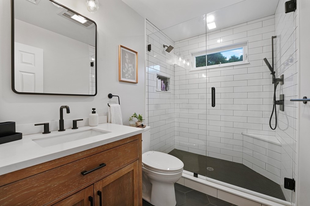 1 Sharon Ave, Dartmouth MA 02747-2334 exterior