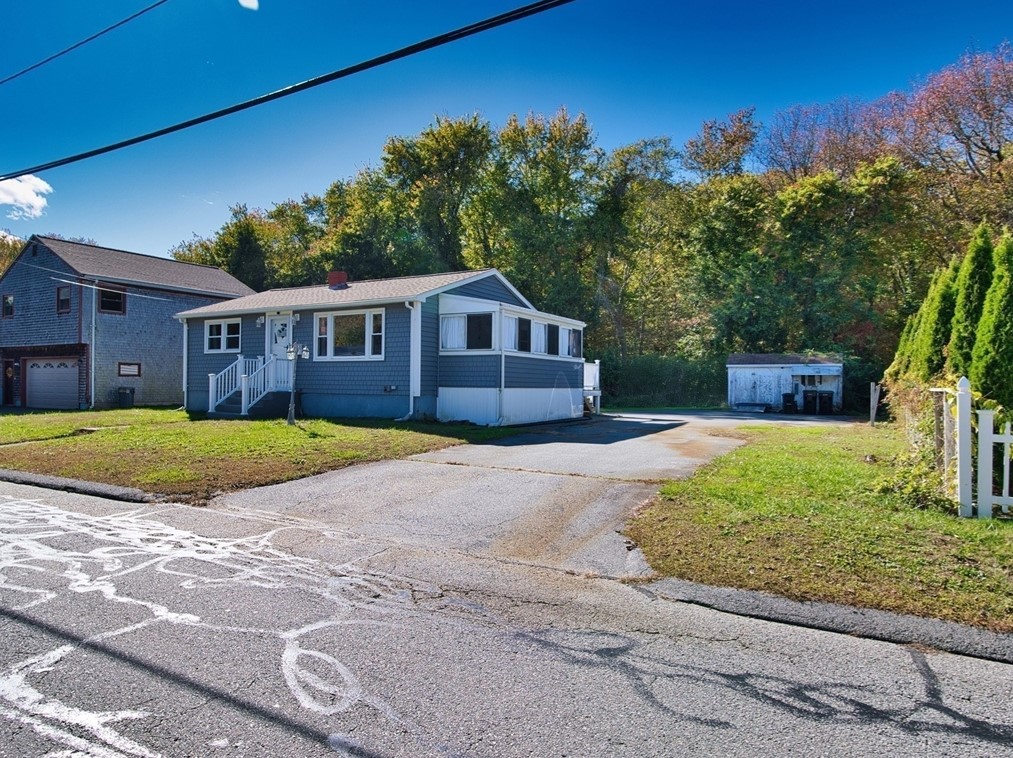 99 Alpha St, Dartmouth MA 02747-4005 exterior