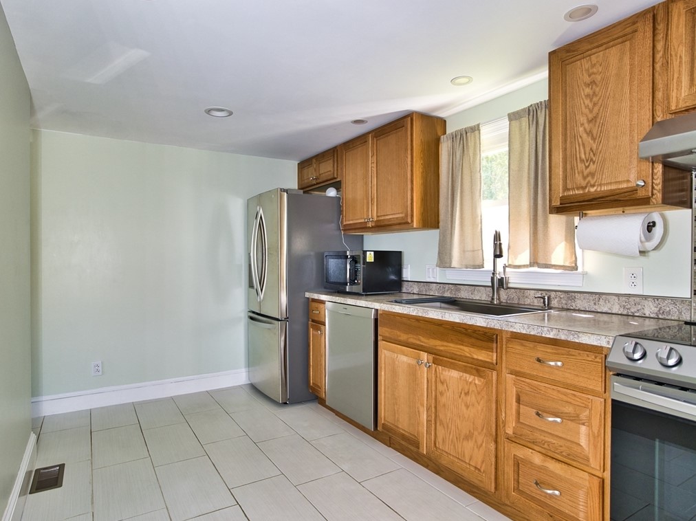 99 Alpha St, Dartmouth MA 02747-4005 exterior