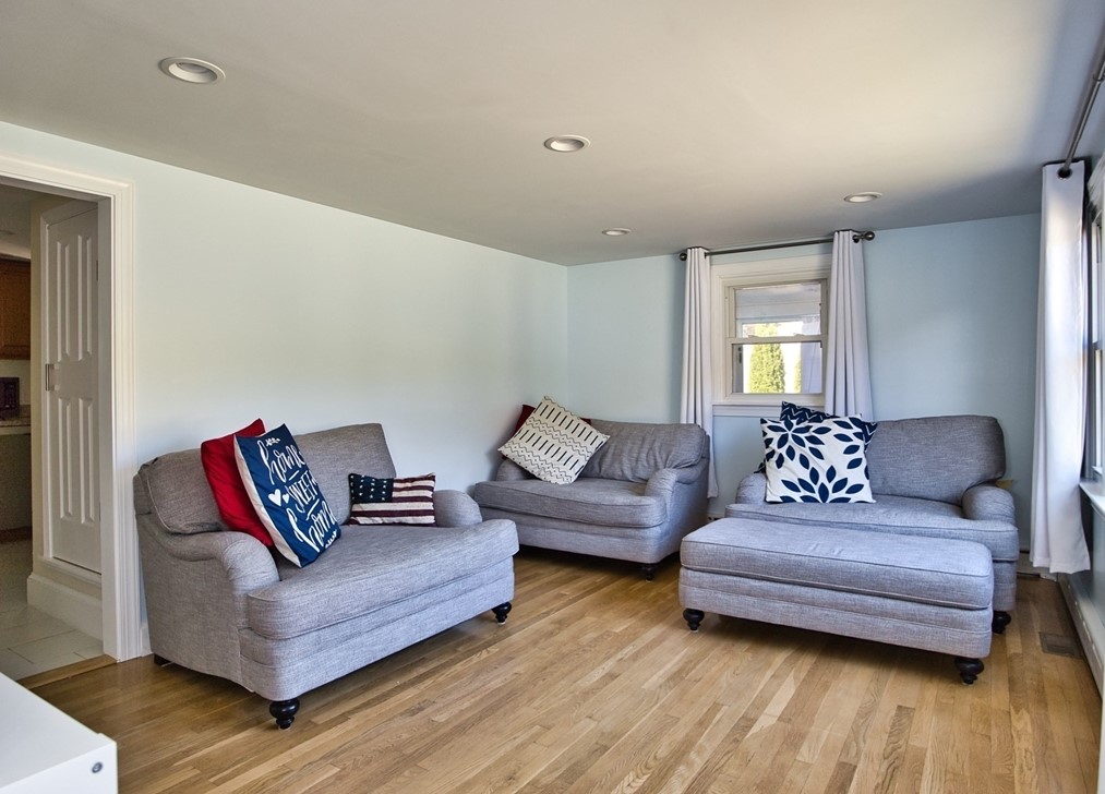 99 Alpha St, Dartmouth MA 02747-4005 exterior