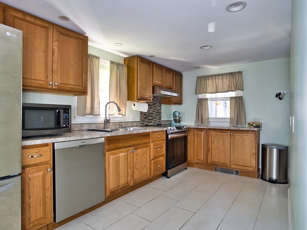 99 Alpha St, Dartmouth MA 02747-4005 exterior