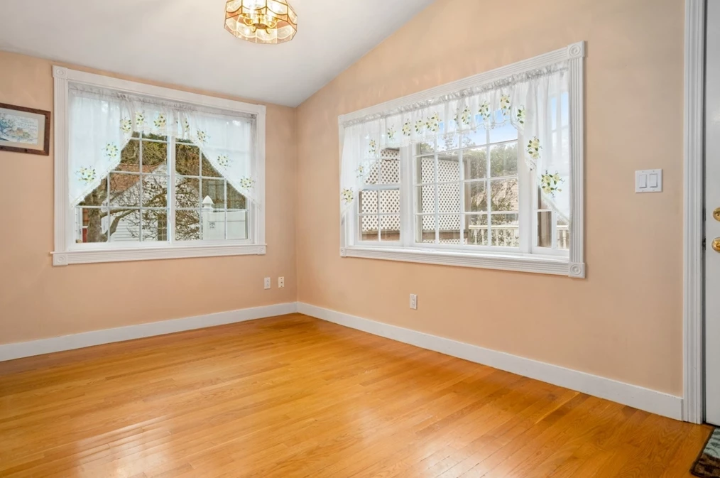 11 Elmwood Cir, Peabody MA 01960-4805 exterior