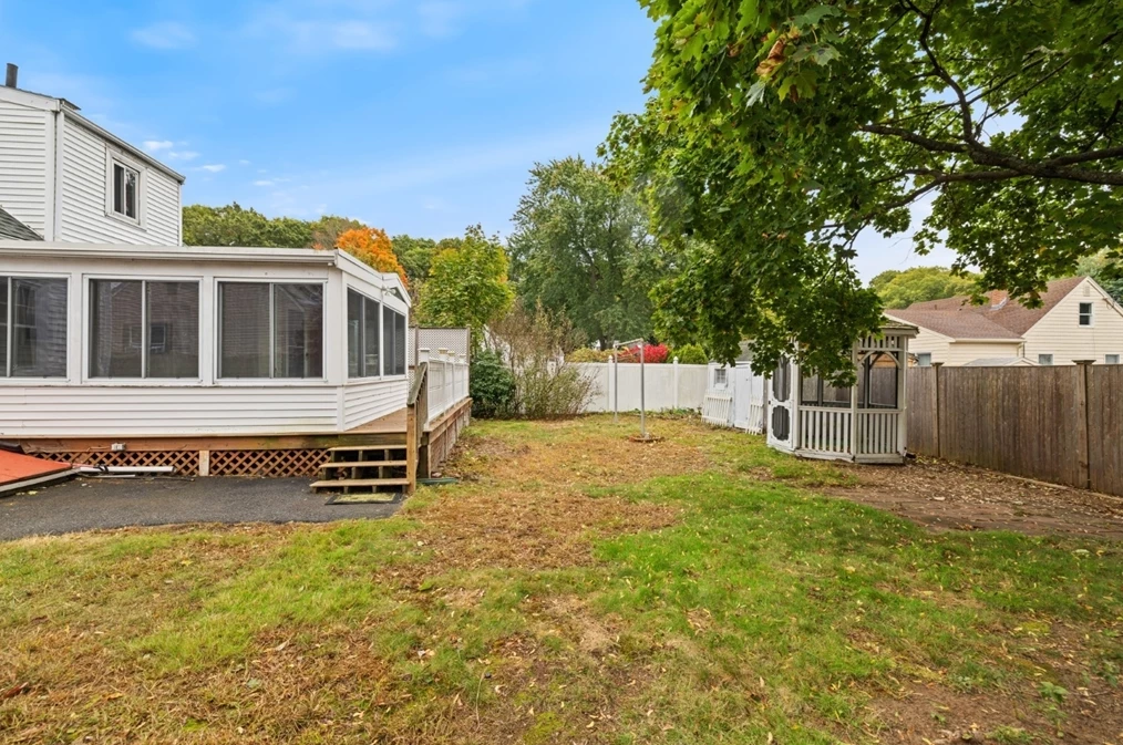 11 Elmwood Cir, Peabody MA 01960-4805 exterior