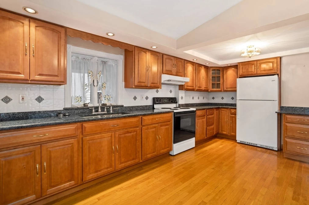 11 Elmwood Cir, Peabody MA 01960-4805 exterior