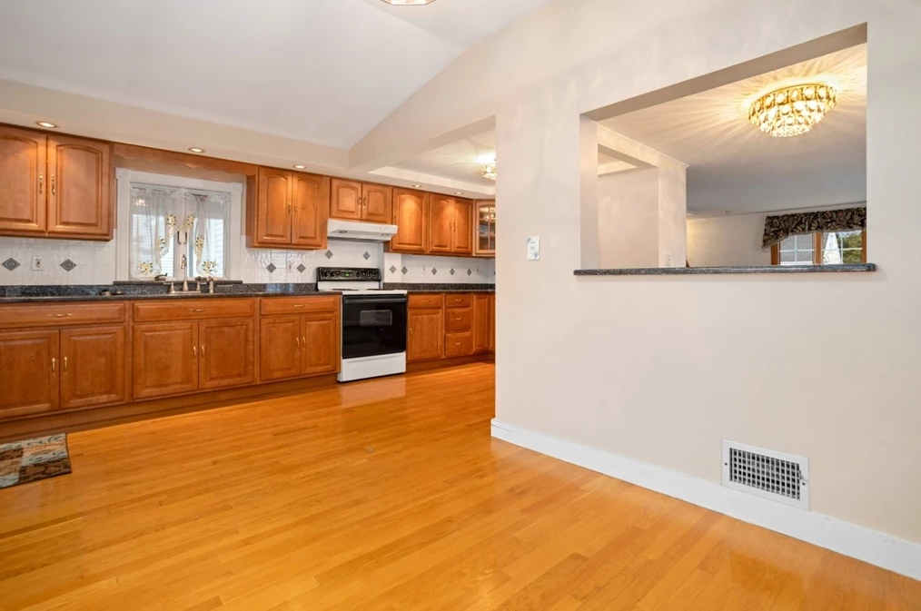 11 Elmwood Cir, Peabody MA 01960-4805 exterior