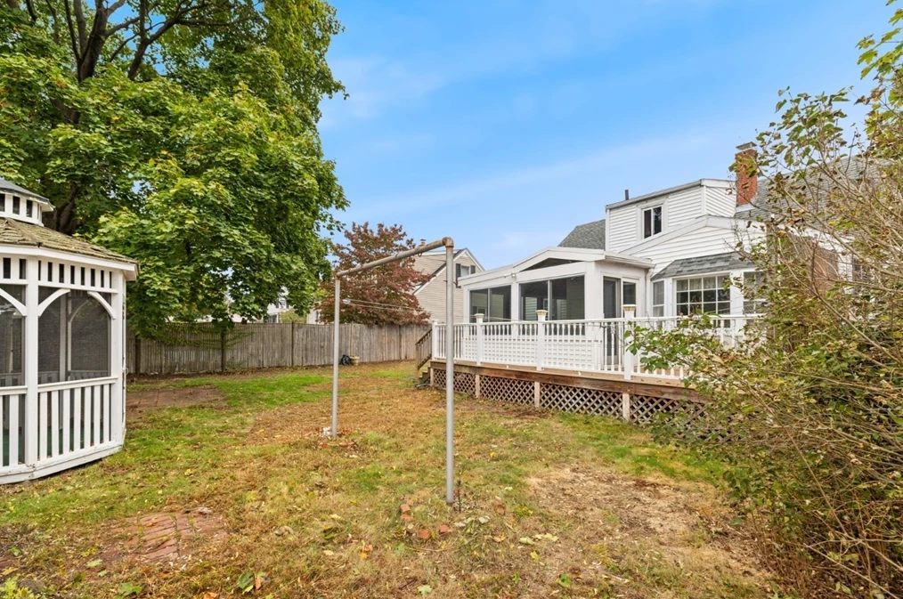 11 Elmwood Cir, Peabody MA 01960-4805 exterior