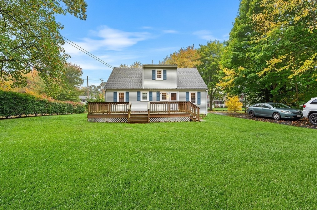 451 Pleasant St, Raynham MA 02767-1647 exterior