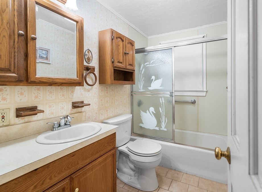 451 Pleasant St, Raynham MA 02767-1647 exterior