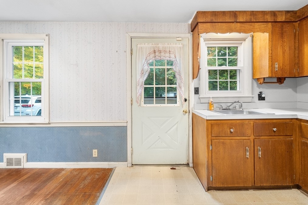 451 Pleasant St, Raynham MA 02767-1647 exterior