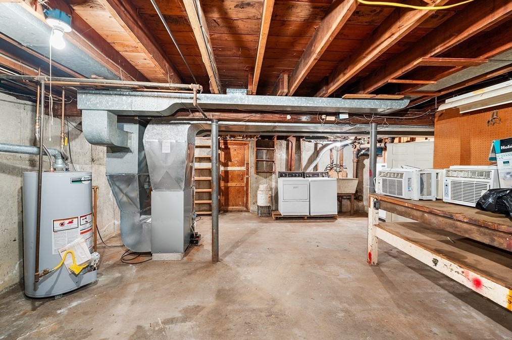 451 Pleasant St, Raynham MA 02767-1647 exterior