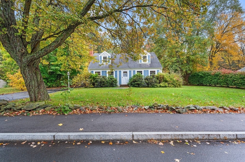 451 Pleasant St, Raynham MA 02767-1647 exterior