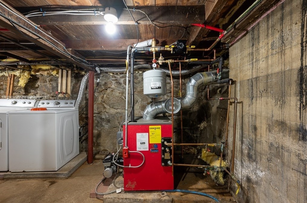 310 Douglas St, Uxbridge MA 01569-1111 exterior