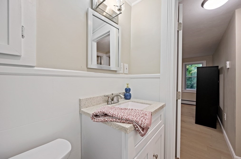 310 Douglas St, Uxbridge MA 01569-1111 exterior