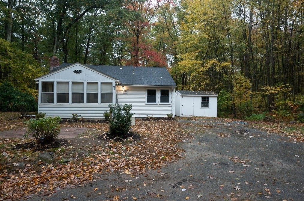 310 Douglas St, Uxbridge MA 01569-1111 exterior