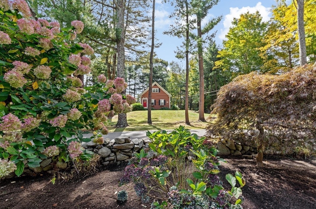 100 Old Oaken Bucket Rd, Hingham MA 02061-1330 exterior