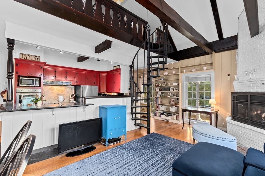 100 Old Oaken Bucket Rd, Hingham MA 02061-1330 exterior