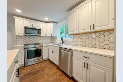 282 Pleasant St, Marblehead, MA 01945 - Photo 15