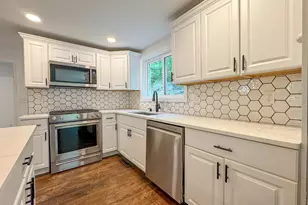 282 Pleasant St, Marblehead, MA 01945 - Photo 15