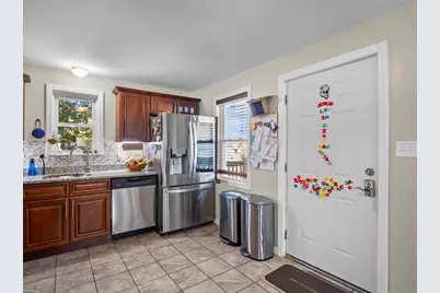 85 B St, Lowell, MA 01851 - Photo 9