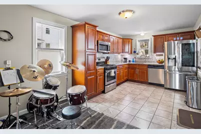 85 B St, Lowell, MA 01851 - Photo 7