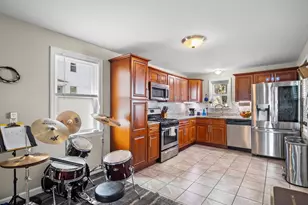 85 B St, Lowell, MA 01851 - Photo 7