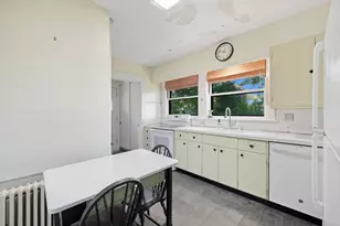 31 Wellesley Rd, Holyoke, MA 01040 - Photo 13