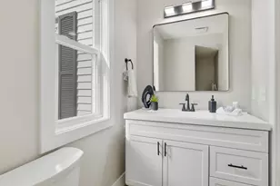 49 Linden St, Holyoke, MA 01040 - Photo 15