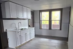 37 Clinton Ave, Holyoke, MA 01040 - Photo 1