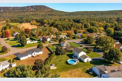 4 Laurel Dr, Easthampton, MA 01027 - Photo 7