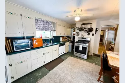 118 Elm St, Amesbury, MA 01913 - Photo 3