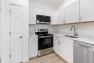 27 Salem St, Woburn, MA 01801 - Photo 3