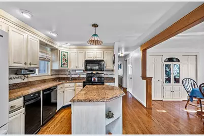 37 Pinewood Ave, Billerica, MA 01821 - Photo 13