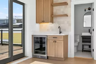 427 E 6th St, Boston, MA 02127 - Photo 9