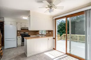 184 Cambridge Cir, Longmeadow, MA 01106 - Photo 9