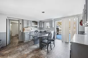 26 Vernon St, Holyoke, MA 01040 - Photo 3