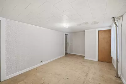 35 Dublin St, Chicopee, MA 01013 - Photo 17