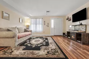 33 Maplewood Ave, Gloucester, MA 01930 - Photo 3