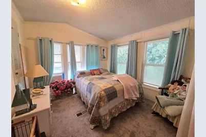 72 Holiday Cir, Chicopee, MA 01020 - Photo 5