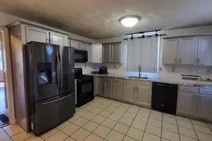 129 Manchester St, Lowell, MA 01852 - Photo 5