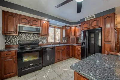 27 Pinecrest Dr, Taunton, MA 02780 - Photo 9