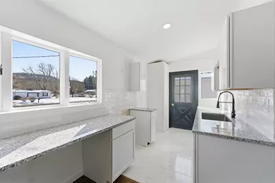 37 Sun Valley Rd, Holyoke, MA 01040 - Photo 9